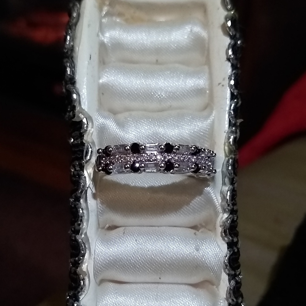 925 fashion ring, accented with black stones